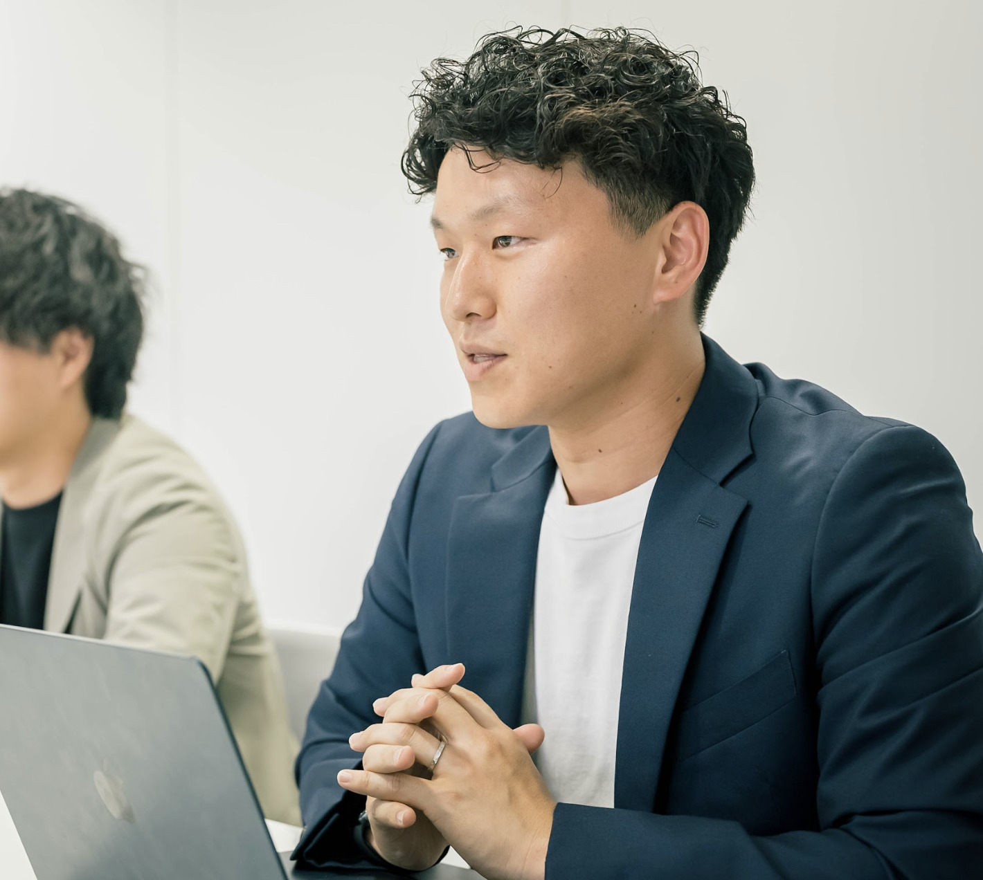 弊社ピュアフラットメンバーが話している様子