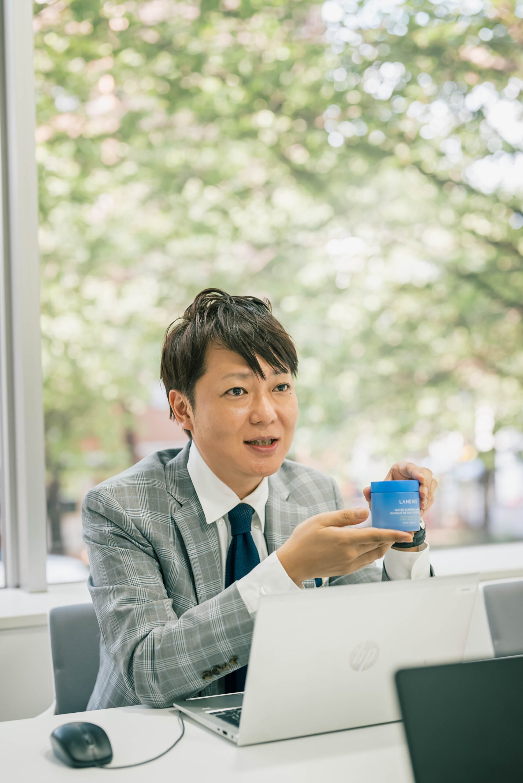 ラネージュの商品を持つ中村様の写真